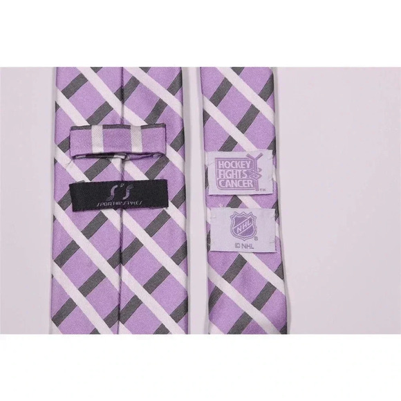 Patrick Kane Worn and Autographed 2014 Hockey Fights Cancer Silk Necktie - Picture 9 of 9